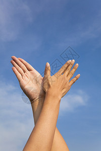 蓝天上的手势图片