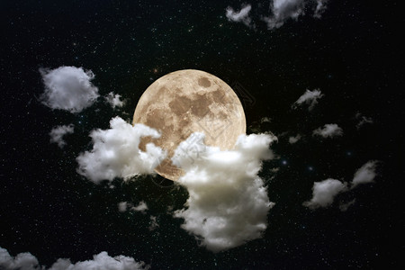 夜晚满月厚云和的照片构图图片