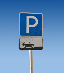 蓝天背景下的停车标志图片
