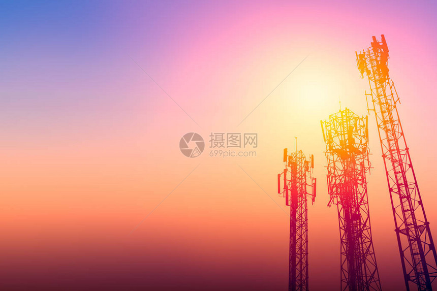 通信塔或3G网络电话基站与黄昏天图片