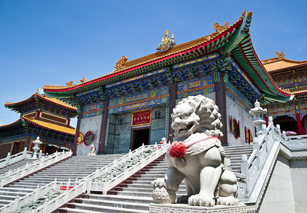 寺庙前的狮子雕像图片