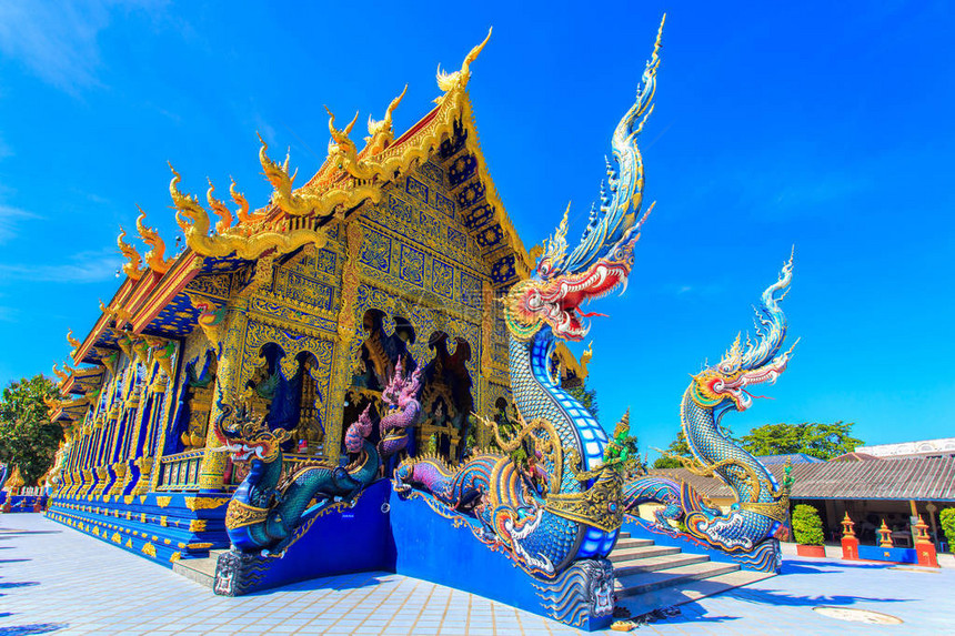泰国清莱省蓝天空背景的RongSua图片