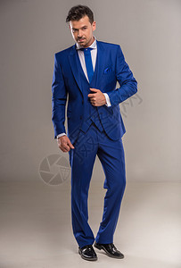 穿着时髦的蓝色西装和领带的帅哥在图片