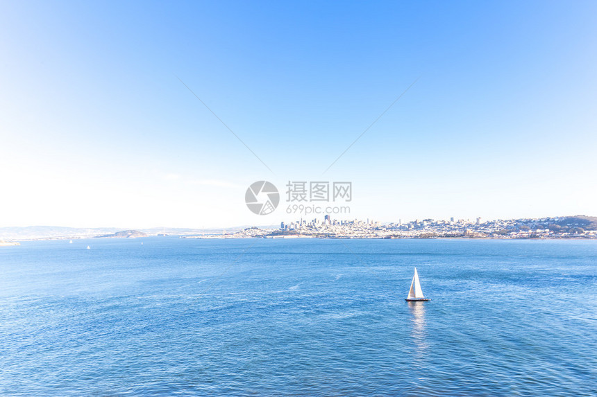 乘帆上海与城市风景和天线在蓝天图片