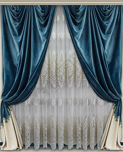 时髦的窗帘由蓝色和蜜色天鹅绒织物以及带有装饰品的半图片