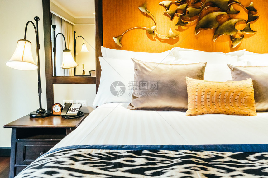 室内卧室房装的床垫上美丽的豪华舒适枕头图片