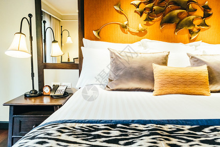 室内卧室房装的床垫上美丽的豪华舒适枕头图片