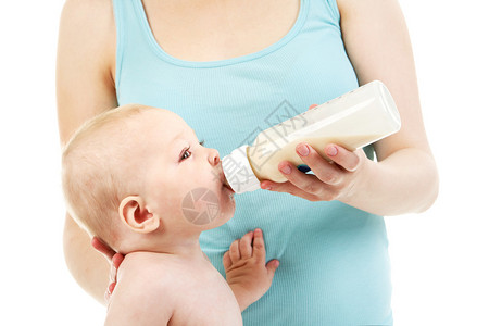 可爱的婴儿喝牛奶的照片图片