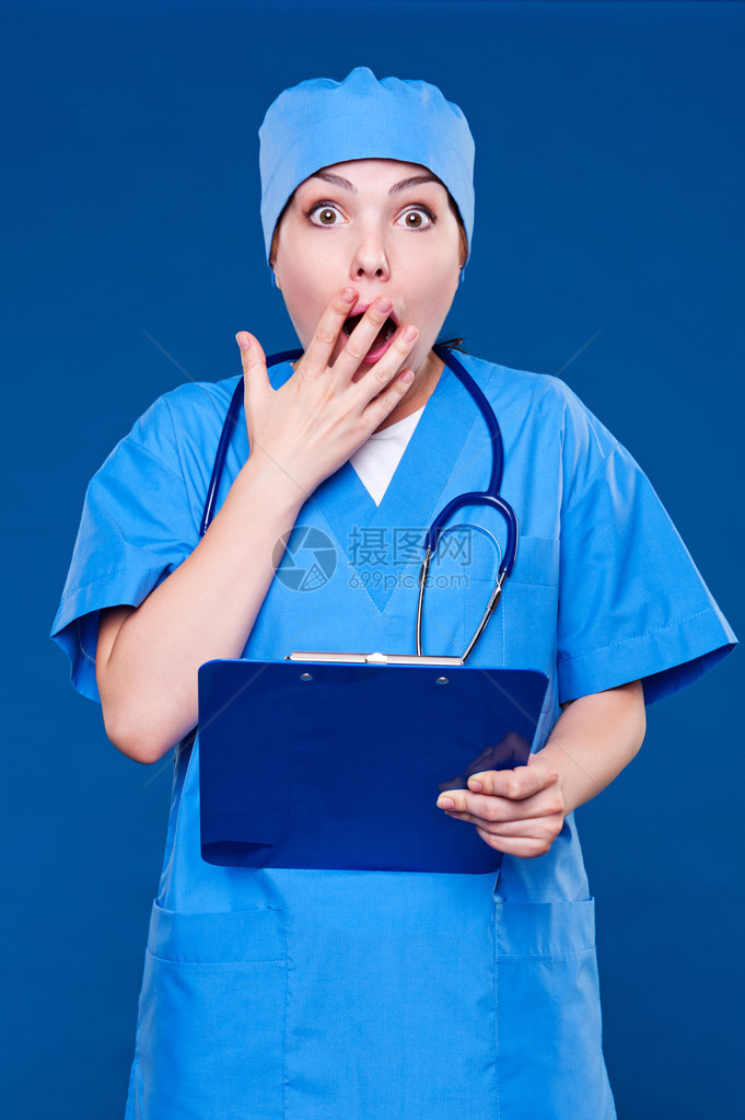 惊慌失措的护士用蓝色背图片