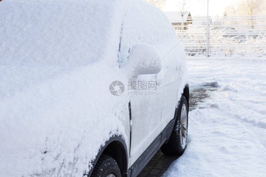 下雪后在汽车上下雪图片