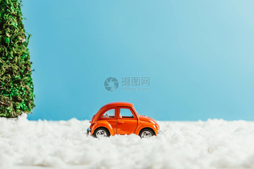 蓝色本底用棉花制成的雪图片