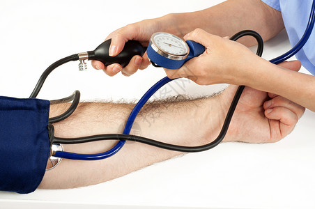 女医生监测一名男病人的血压图片