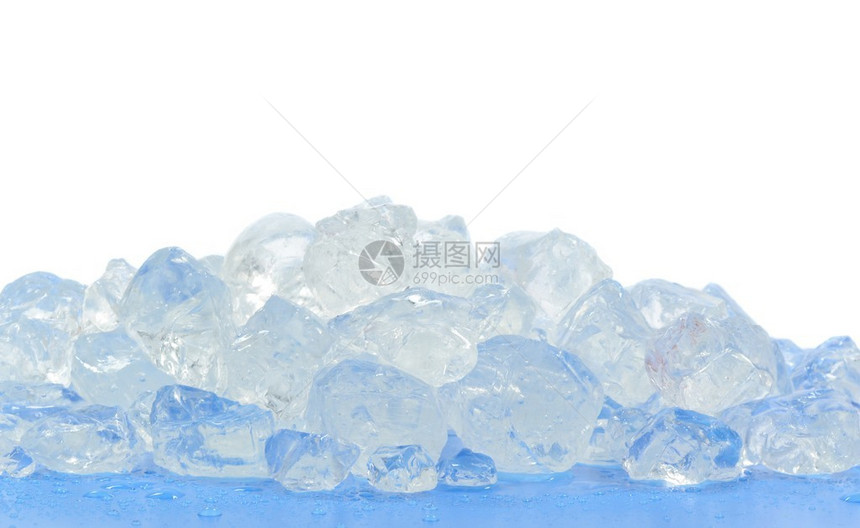 蓝色表面和白色背景上的碎冰块图片
