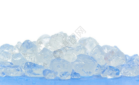 蓝色表面和白色背景上的碎冰块背景图片