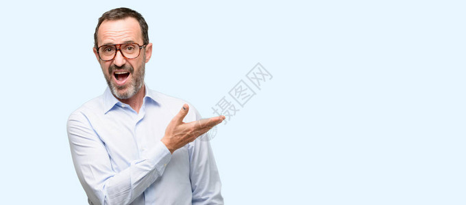 中年男子带着眼镜空手握着东西在蓝色图片