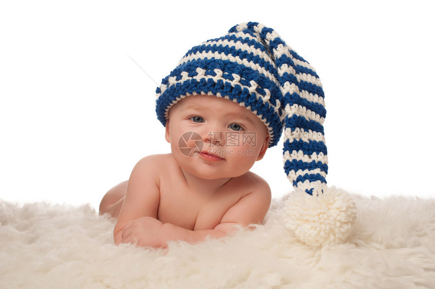 4个月大的男孩身着蓝色和奶油色的编织长袜帽图片