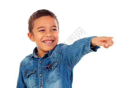 穿戴尼姆衬衫的可爱快乐的小非洲男孩用他的手指着白种背图片