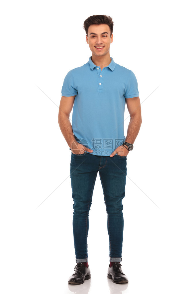 穿着蓝衬衫的时尚年轻男子的肖像图片