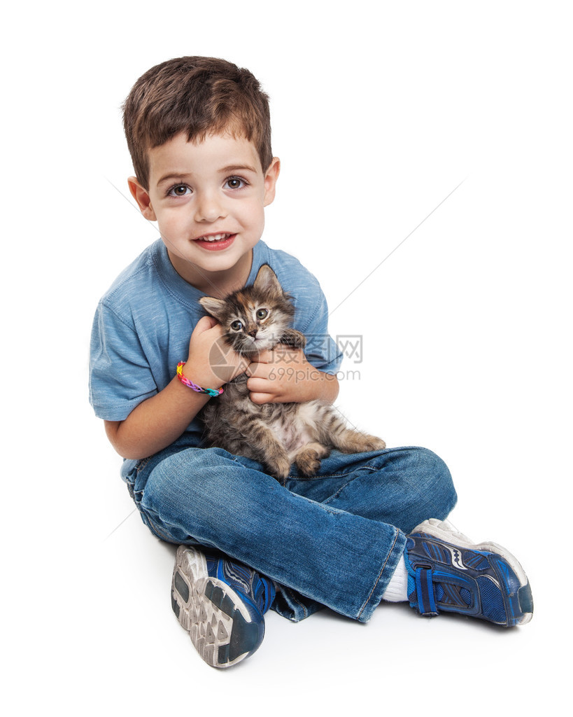 可爱的三岁男孩抱着一只小猫用快乐图片