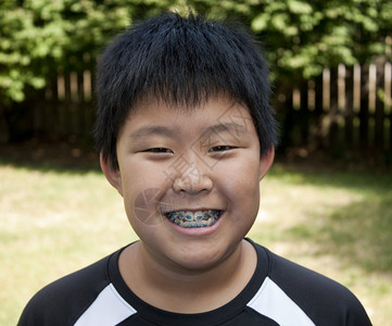年轻的韩国男孩微笑并图片