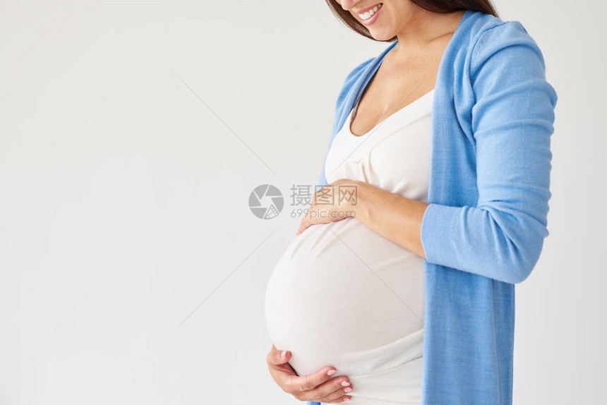 白种背景下怀着孕肚子的妇女图片