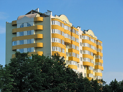 蓝天背景的现代新公寓楼图片