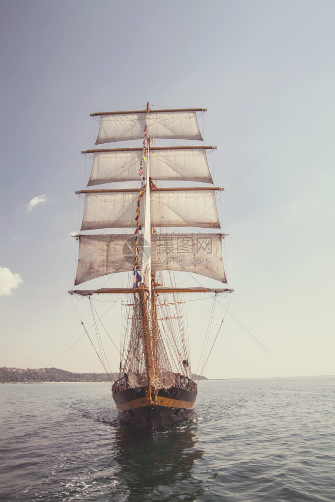 古老的历史船游艇白帆在海中航行图片