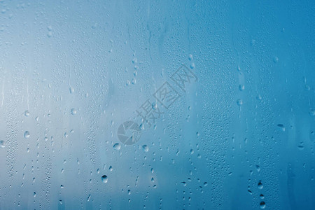 清晰玻璃窗上的凝结水滴雨水图片