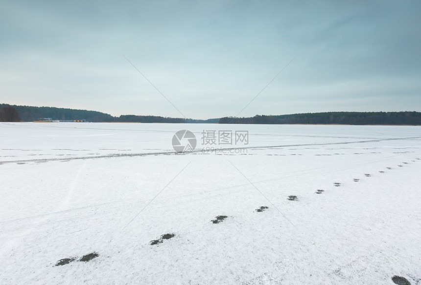 冬季冷冻湖风景奥尔什廷附近的油光冰冻图片