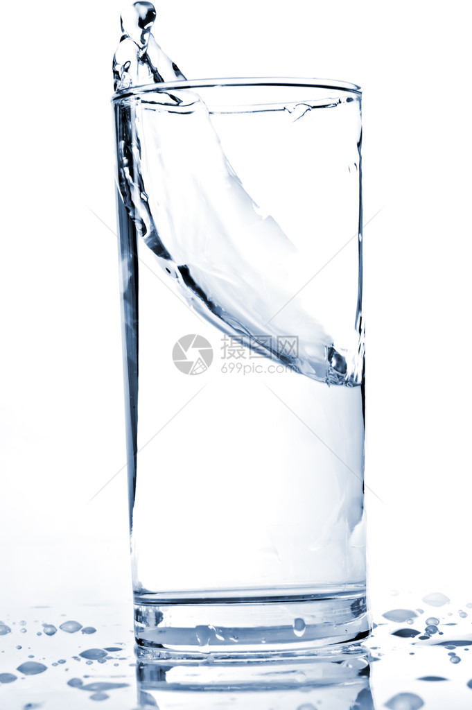水溅在玻璃杯里图片