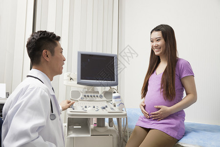 带着孕妇的医生图片