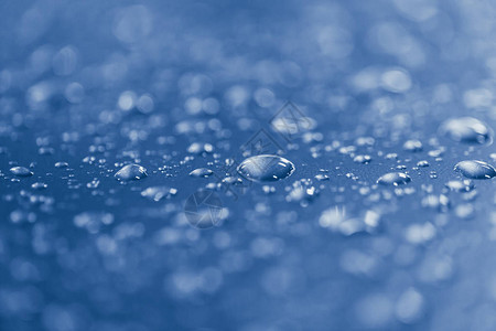 深蓝色的雨水滴落着浅图片