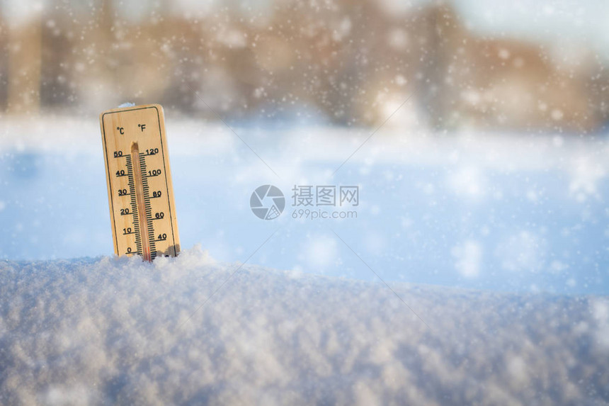 天气晴朗的雪中温度计寒冷的一天图片