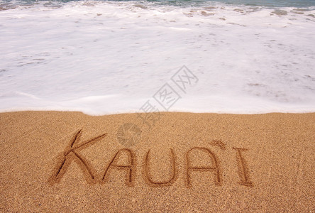 向着Kauai这个名字的潮水白泡图片