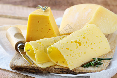 奶酪板不同种类的奶酪作为开胃菜图片