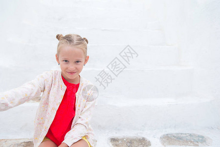 穿蓝裙子的小女孩在Mykonos图片