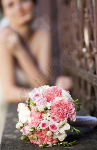 美丽的白色和粉红色婚礼花束背图片