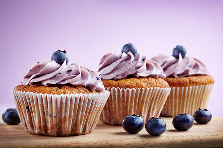 白色上的蓝莓纸杯蛋糕图片