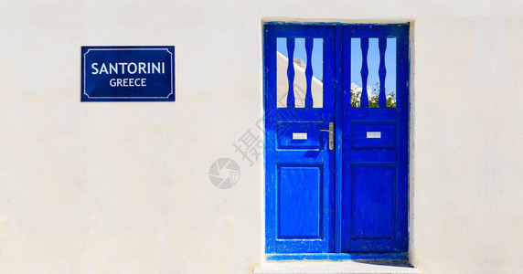 粉刷墙壁上的蓝门希腊圣托里尼岛图片