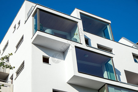 德国柏林的一座现代建筑有大窗户可图片