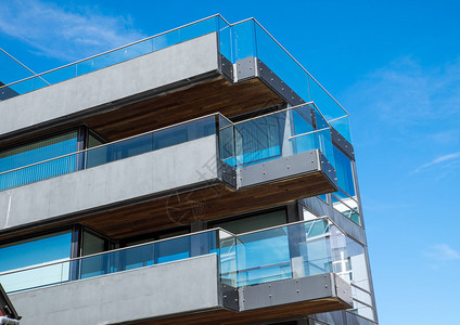 在柏林看到的带大阳台的现代公寓楼背景图片