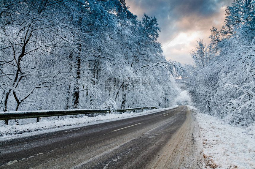 白雪皑的冬季道路冬季景观图片