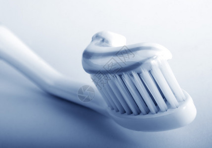 牙刷上的条纹牙膏高清图片