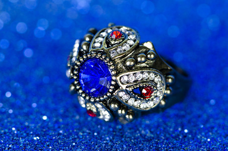 蓝色背景下的珠宝戒指图片