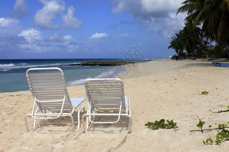 在海滩上请白椅图片