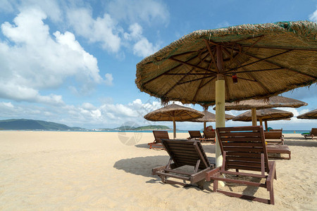 海南岛沙滩伞椅图片