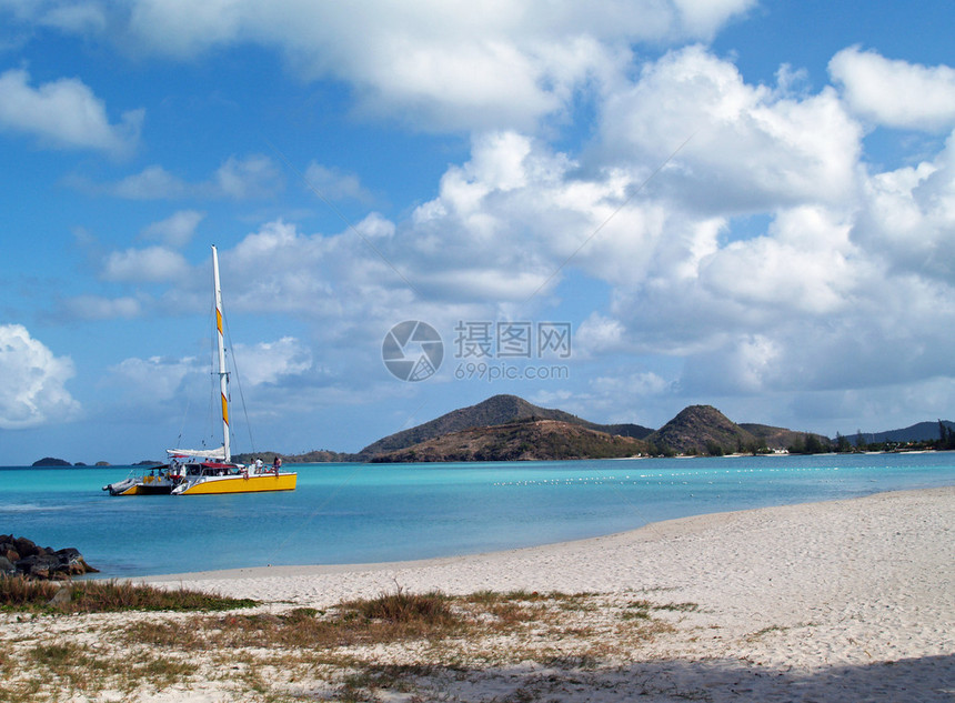 Catamaran离安提瓜和巴布达Jolly海滩岸外的加勒比小安的列斯群图片