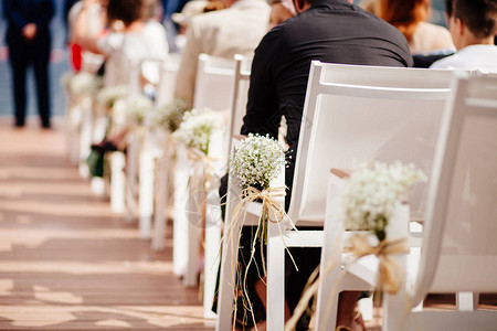 装饰鲜花的婚礼桌椅图片