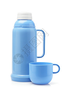 白色背景上的蓝色塑料保温瓶和杯子图片