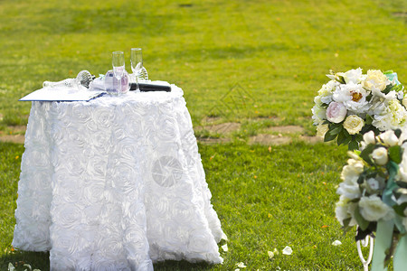 户外婚礼拱门天然花装饰风格植物区系参观仪式新娘捧花白色婚礼椅图片